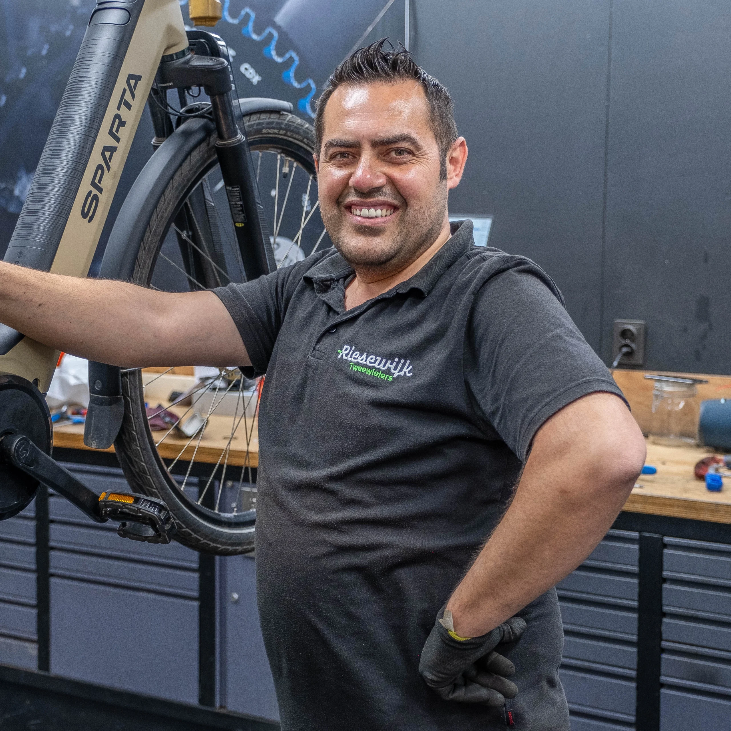 Medewerker Sedat bij Riesewijk Tweewielers Deventer